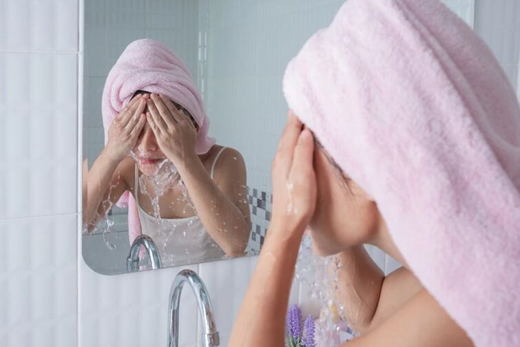 After use, the revitalizing mask should be washed off with warm water. 